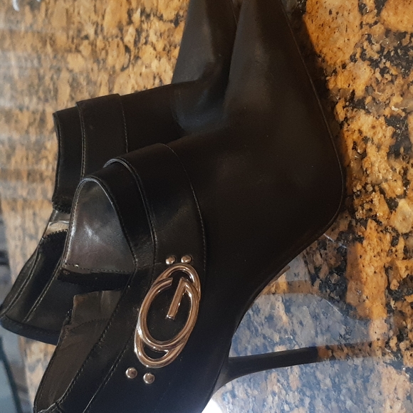 Guess bootie heels size 7 - Picture 2 of 3